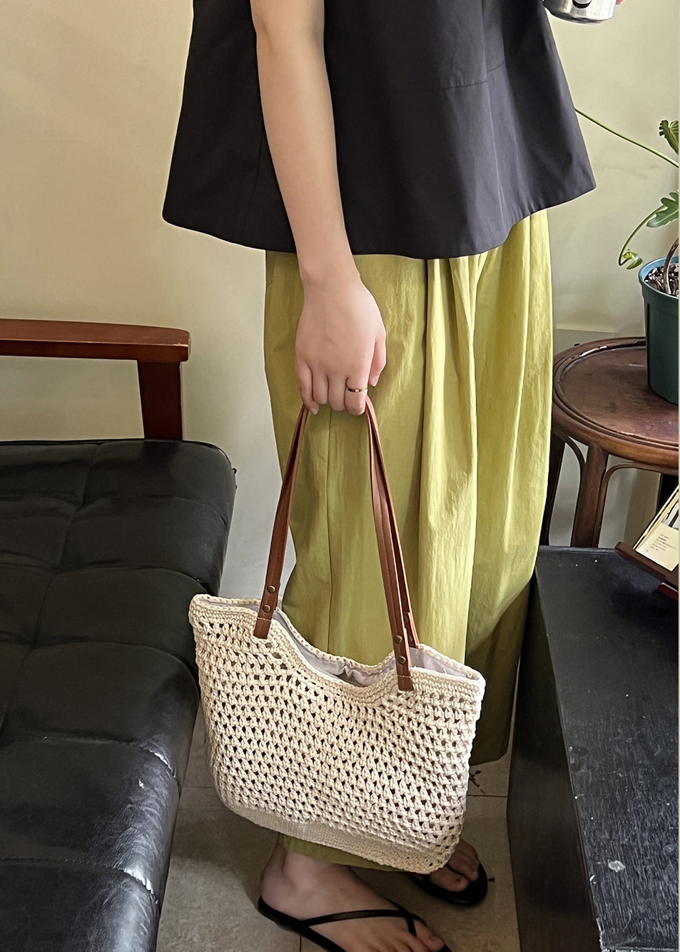 Effortlessly Elegant Pants with a Timeless Design