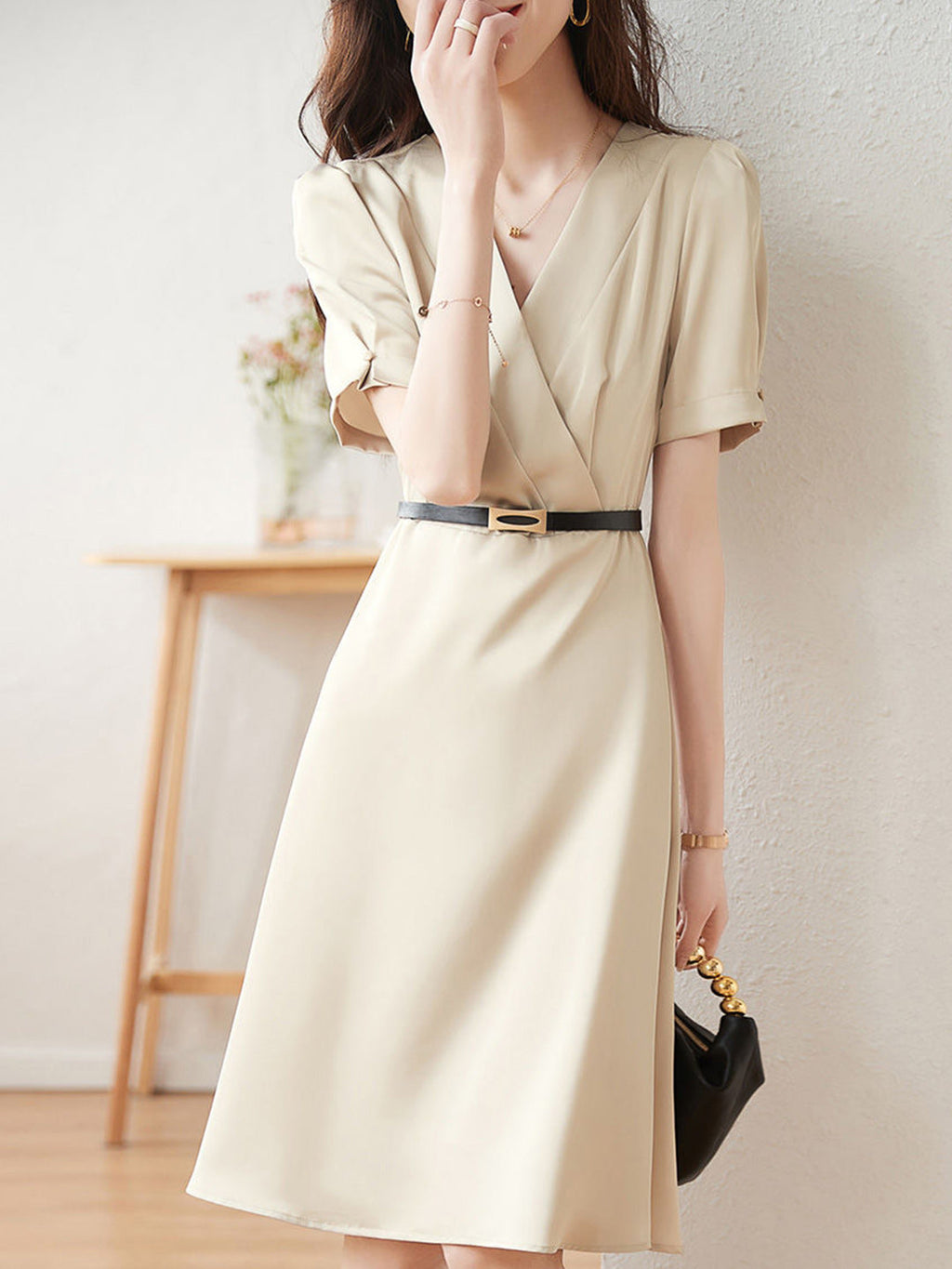 Effortlessly Elegant Dress with a Timeless Design
