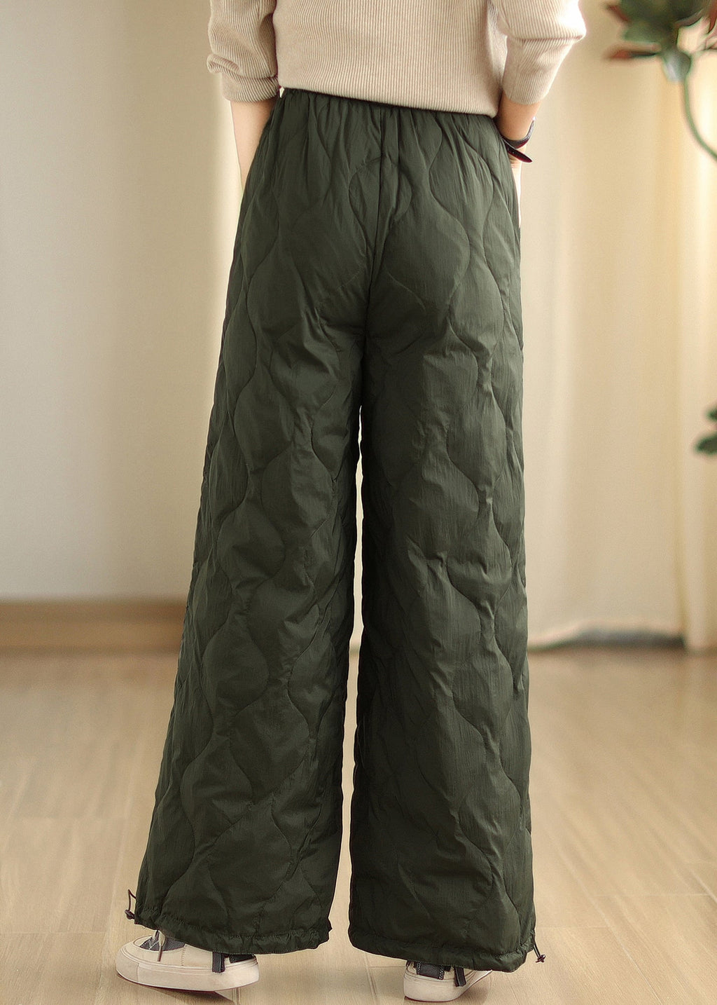 Effortlessly Elegant Pants with a Timeless Design