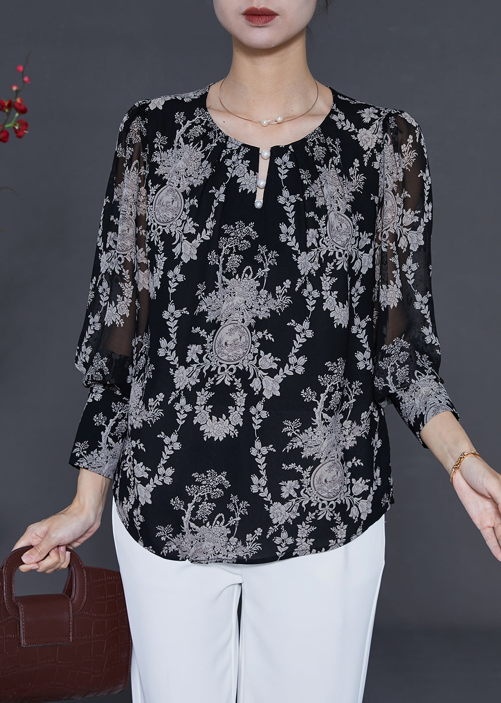 Well Tailored Top with a Graceful Silhouette