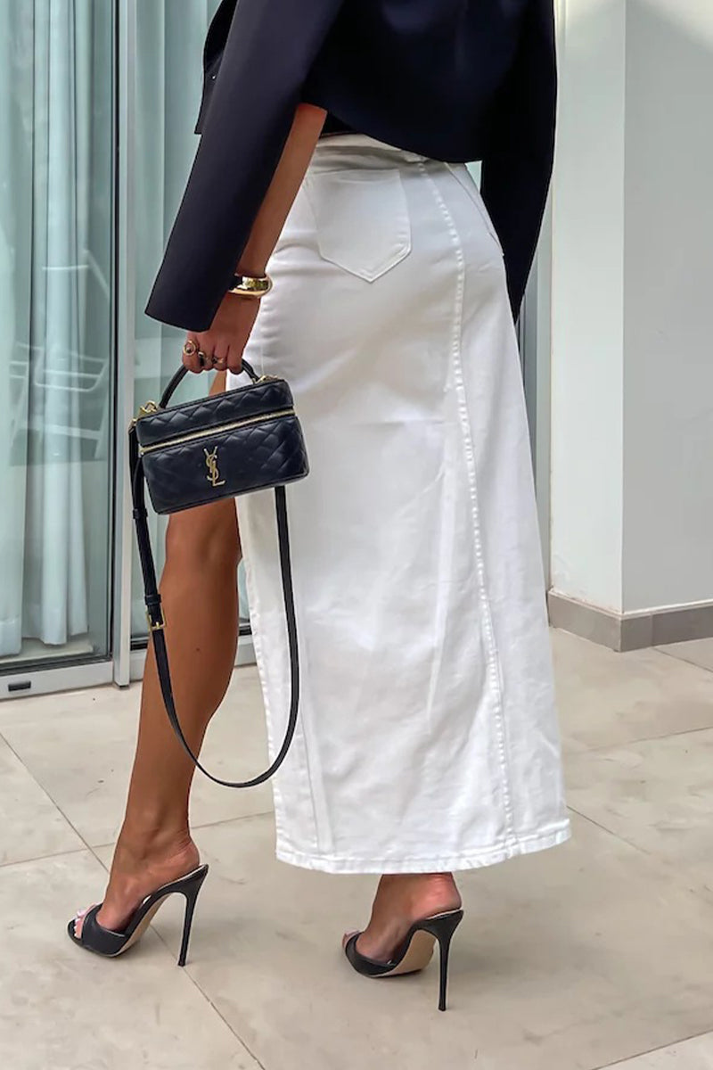 Effortlessly Elegant Garment with a Timeless Design