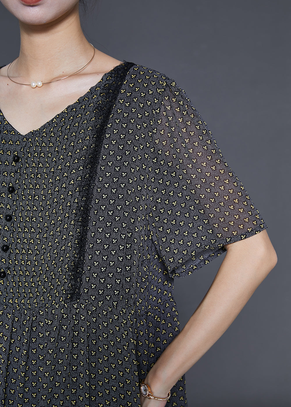Effortlessly Elegant Dress with a Timeless Design
