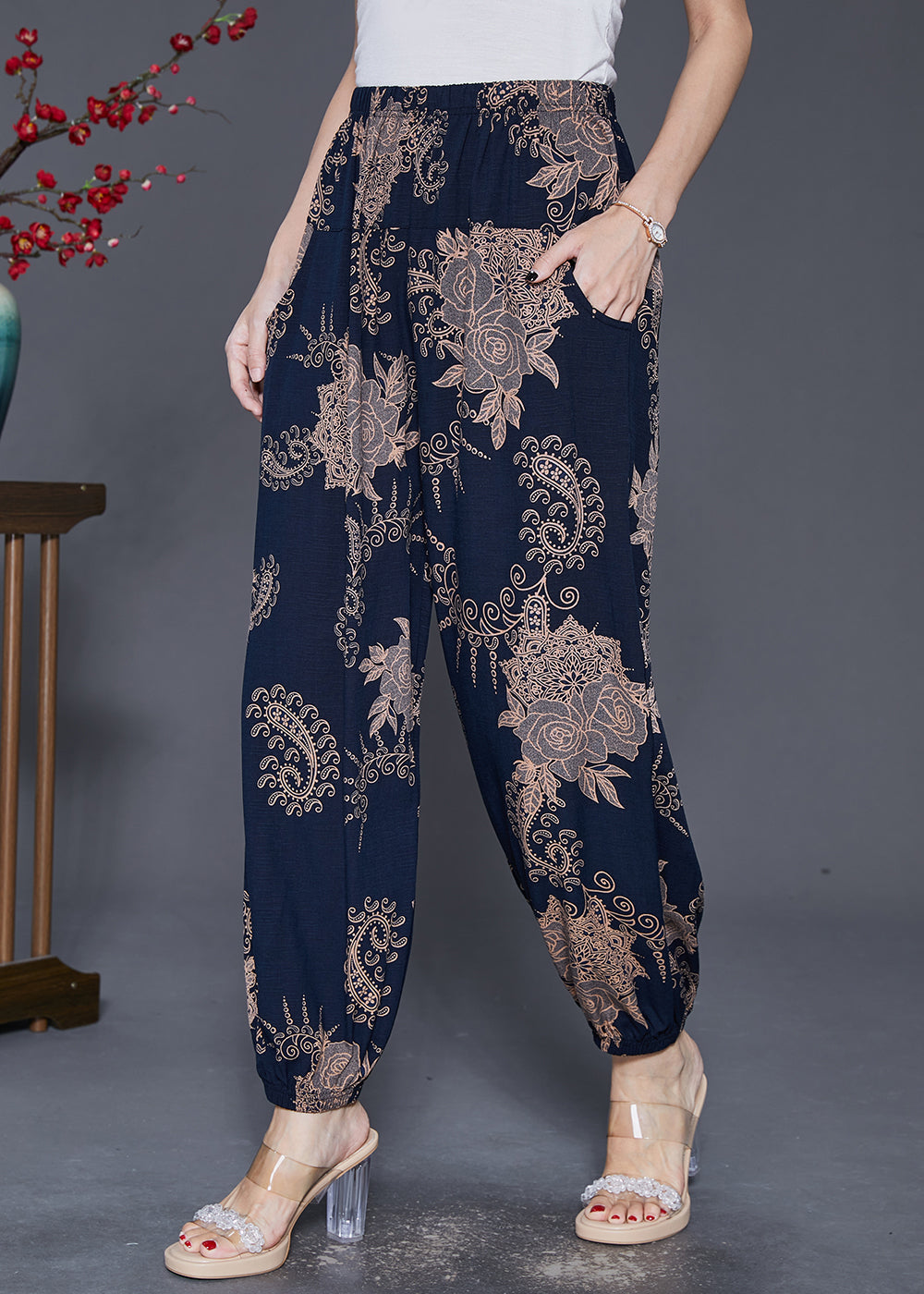 Effortlessly Elegant Pants with a Timeless Design