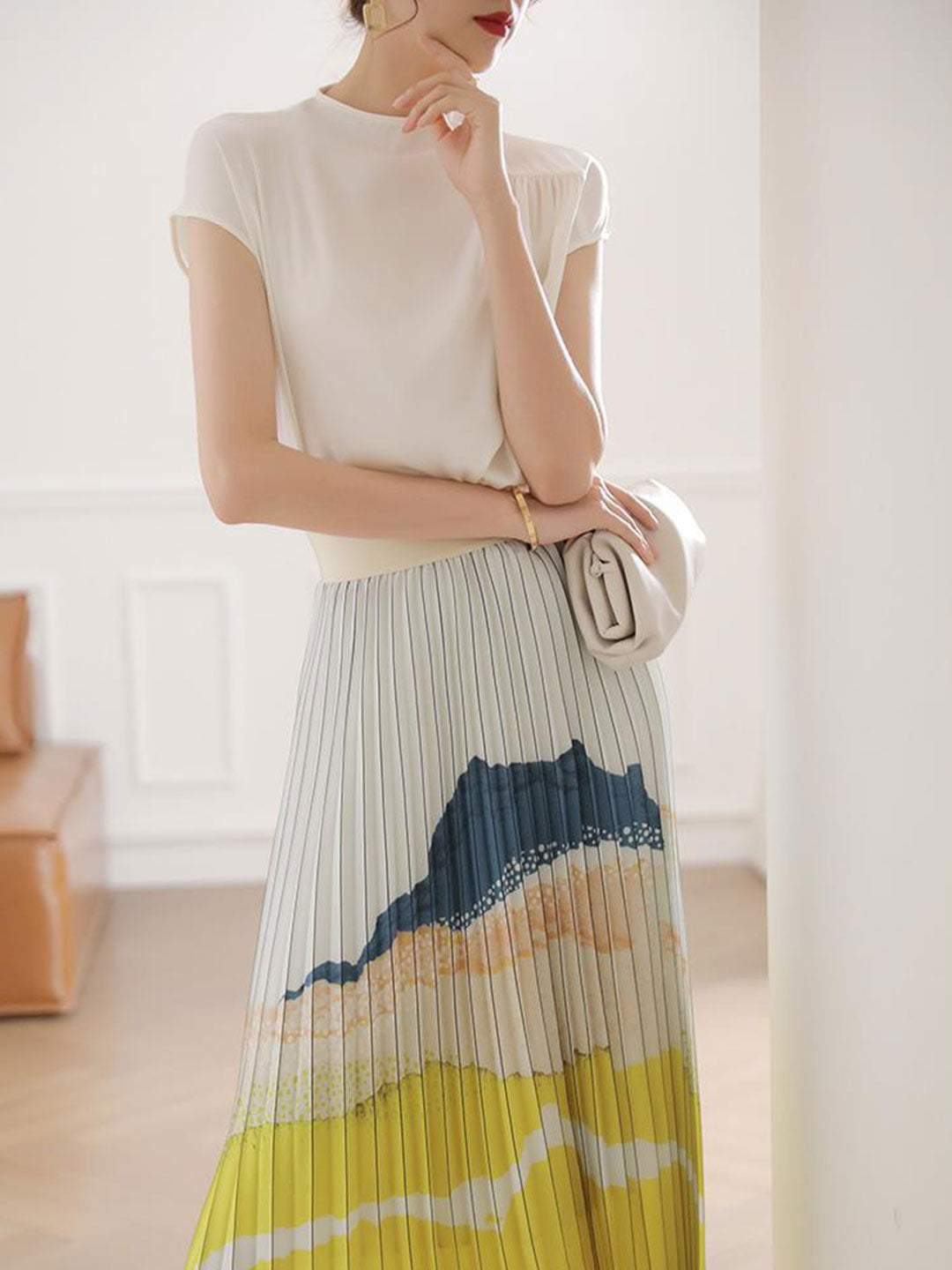 Well Tailored Top with a Graceful Silhouette