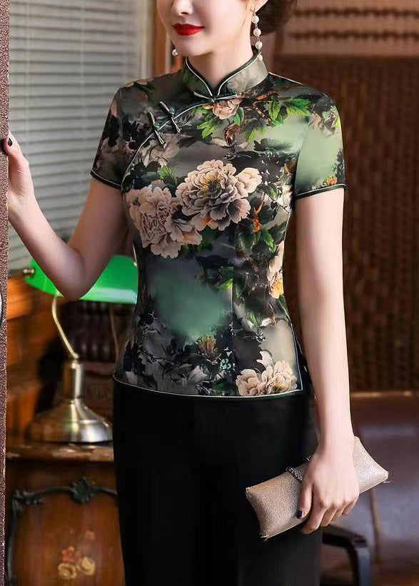 Well Tailored Top with a Graceful Silhouette