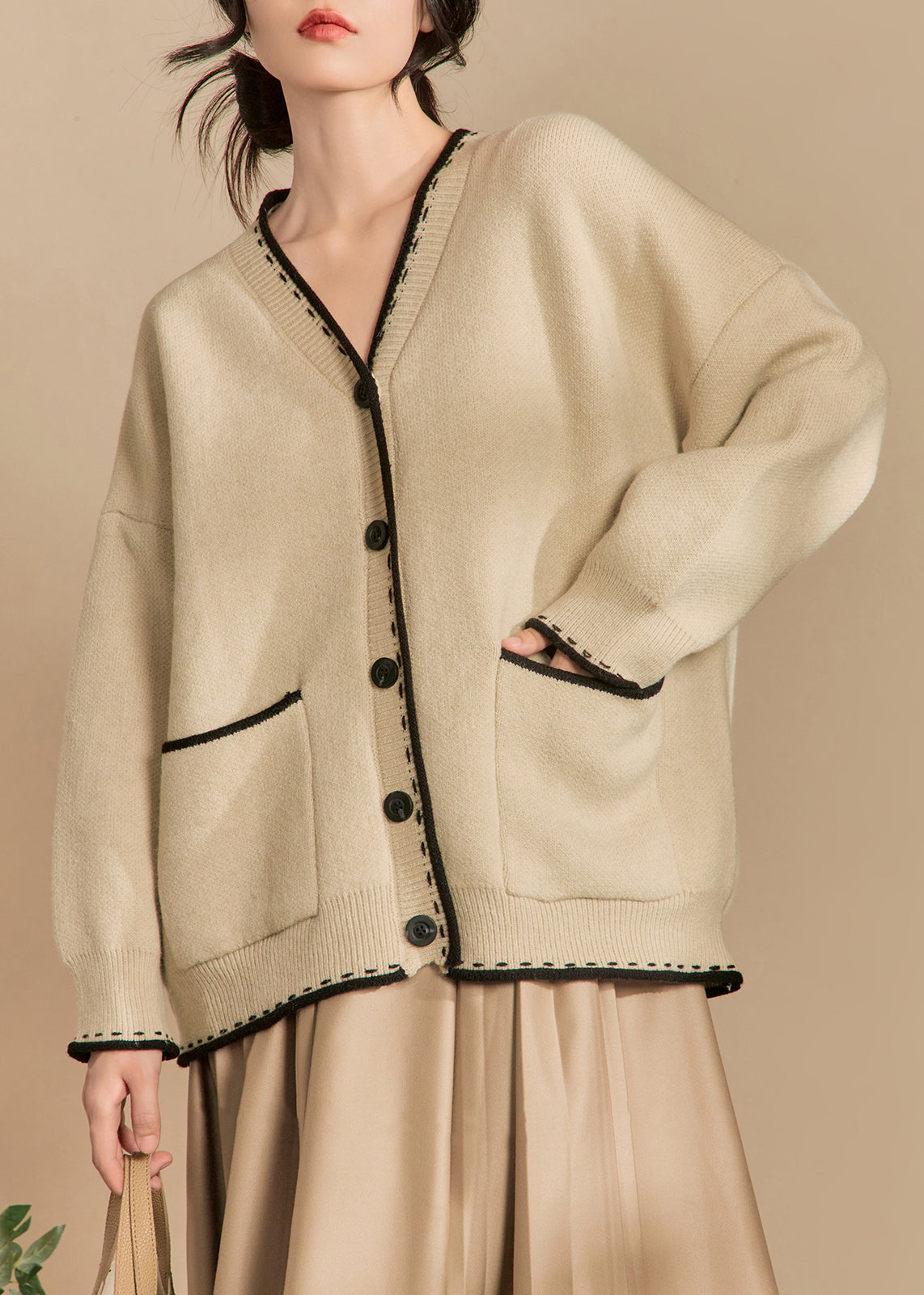 Effortlessly Elegant Cardigan with a Timeless Design