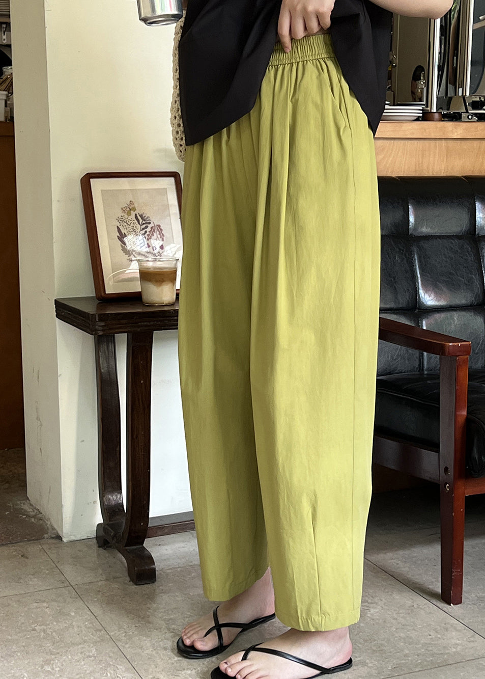 Effortlessly Elegant Pants with a Timeless Design