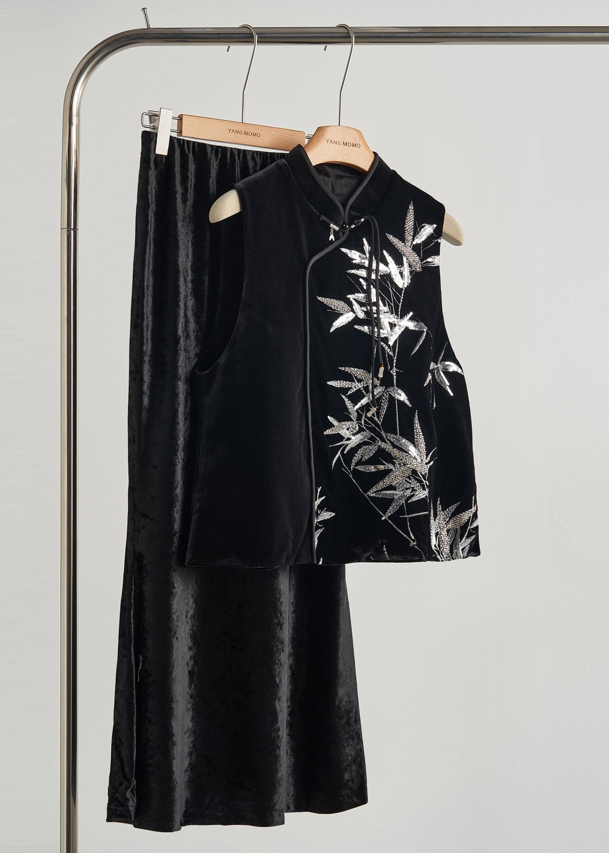 Well Tailored Top with a Graceful Silhouette