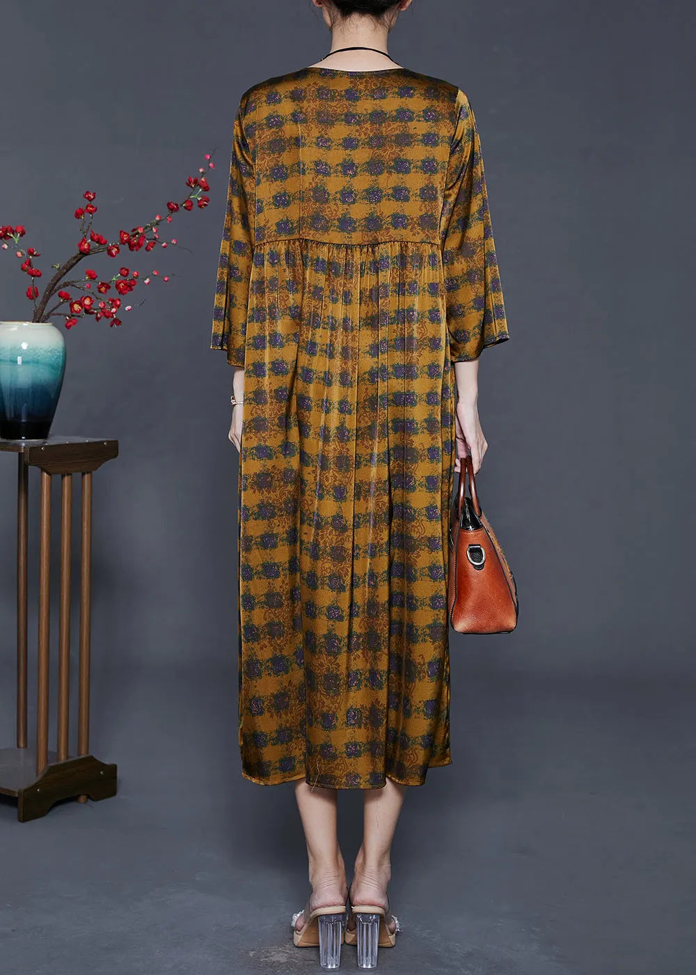 Beautifully Finished Dress in a Timeless Design