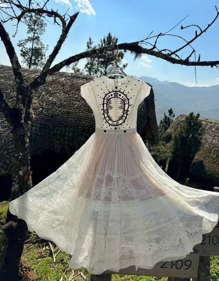 Well Tailored Dress with a Graceful Silhouette