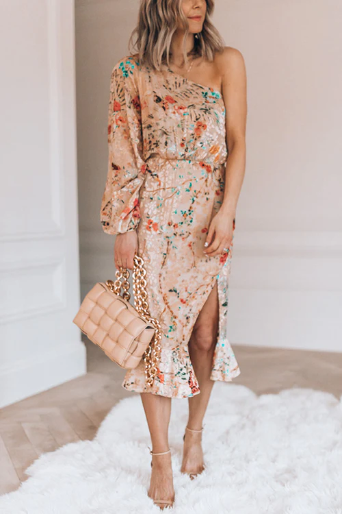 Well Tailored Dress with a Graceful Silhouette