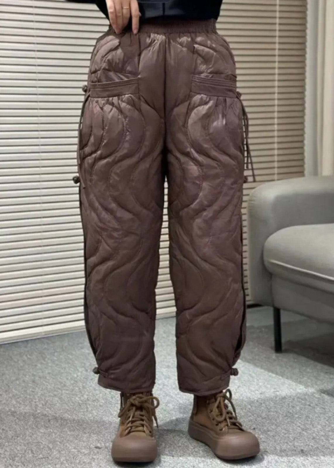 Effortlessly Elegant Pants with a Timeless Design