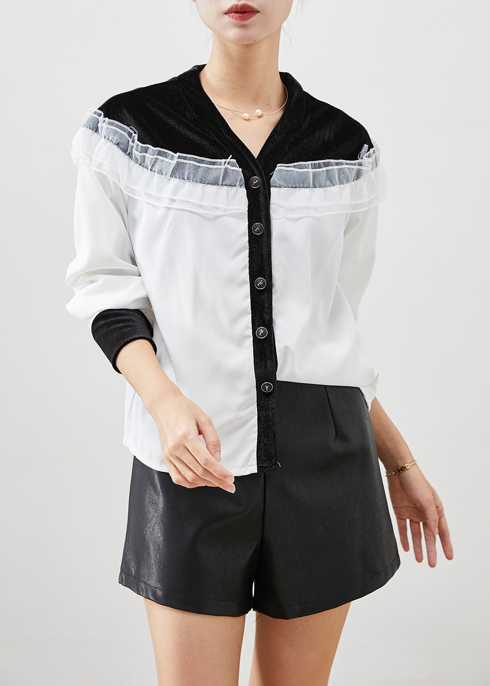 Effortlessly Elegant Shirt with a Timeless Design
