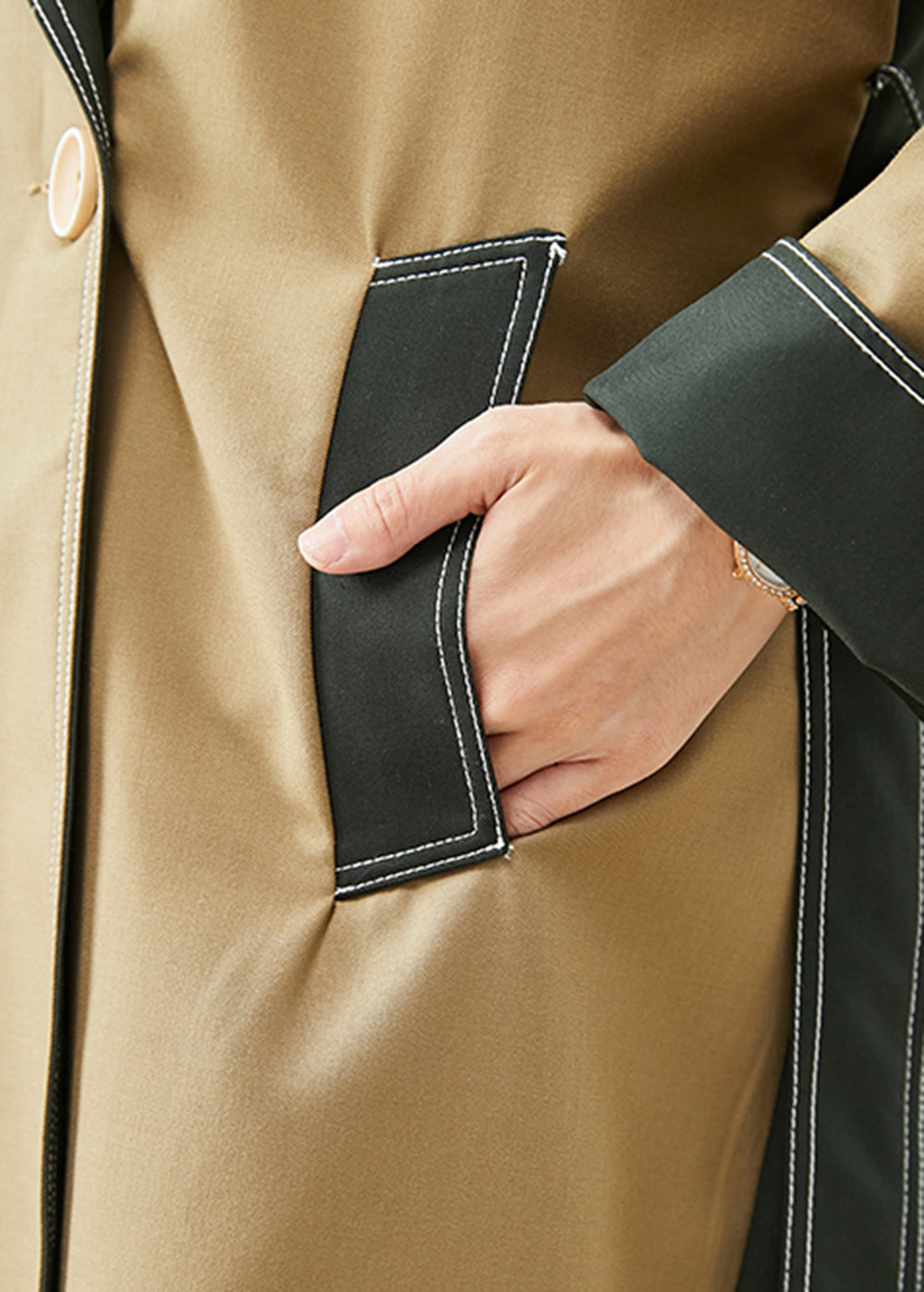 Effortlessly Elegant Coat with a Timeless Design