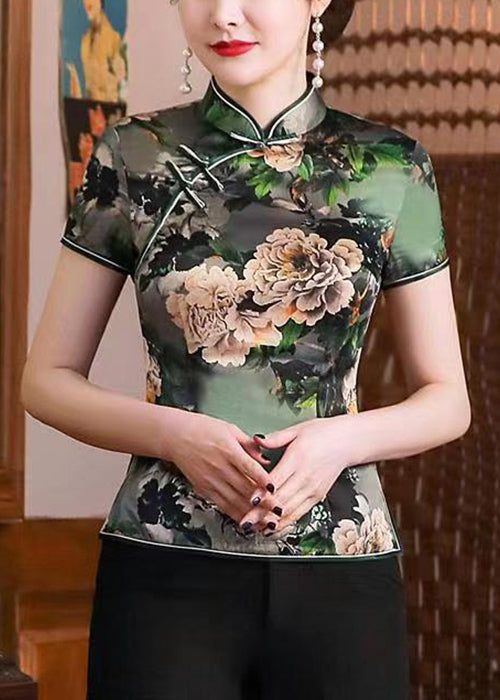 Well Tailored Top with a Graceful Silhouette