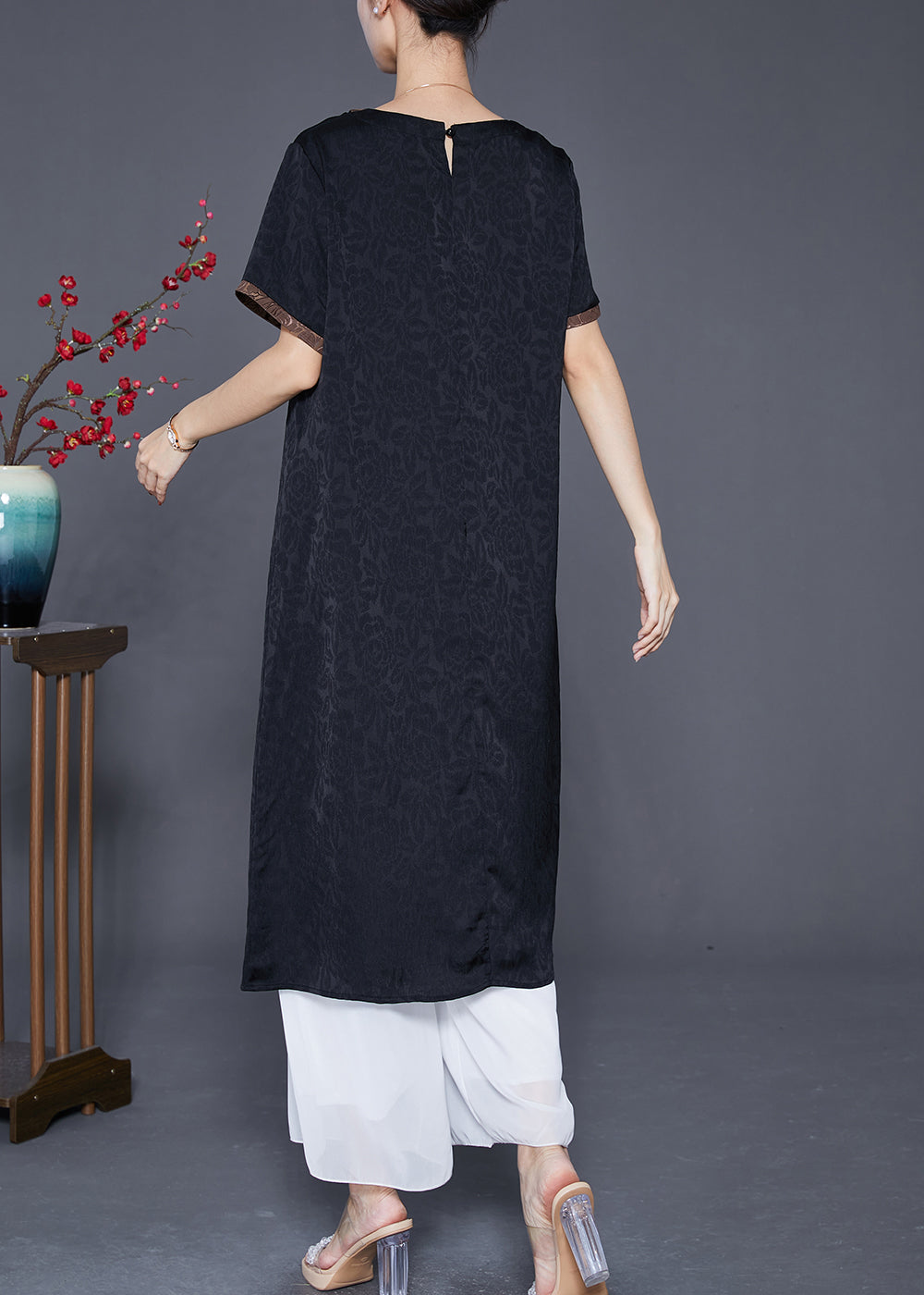 Beautifully Finished Dress in a Timeless Design
