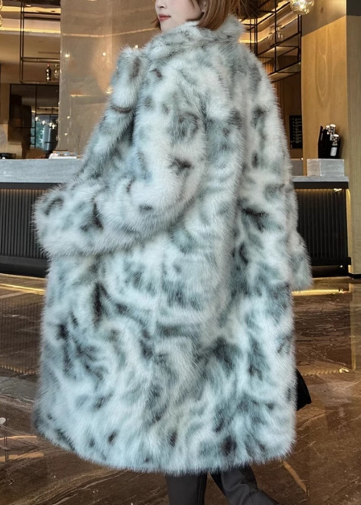 Well Tailored Coat with a Graceful Silhouette