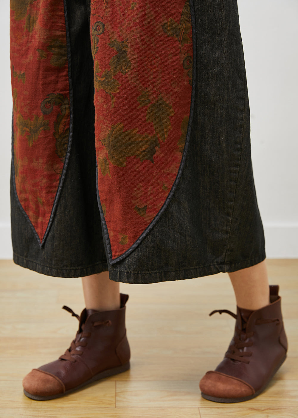 Effortlessly Elegant Pants with a Timeless Design