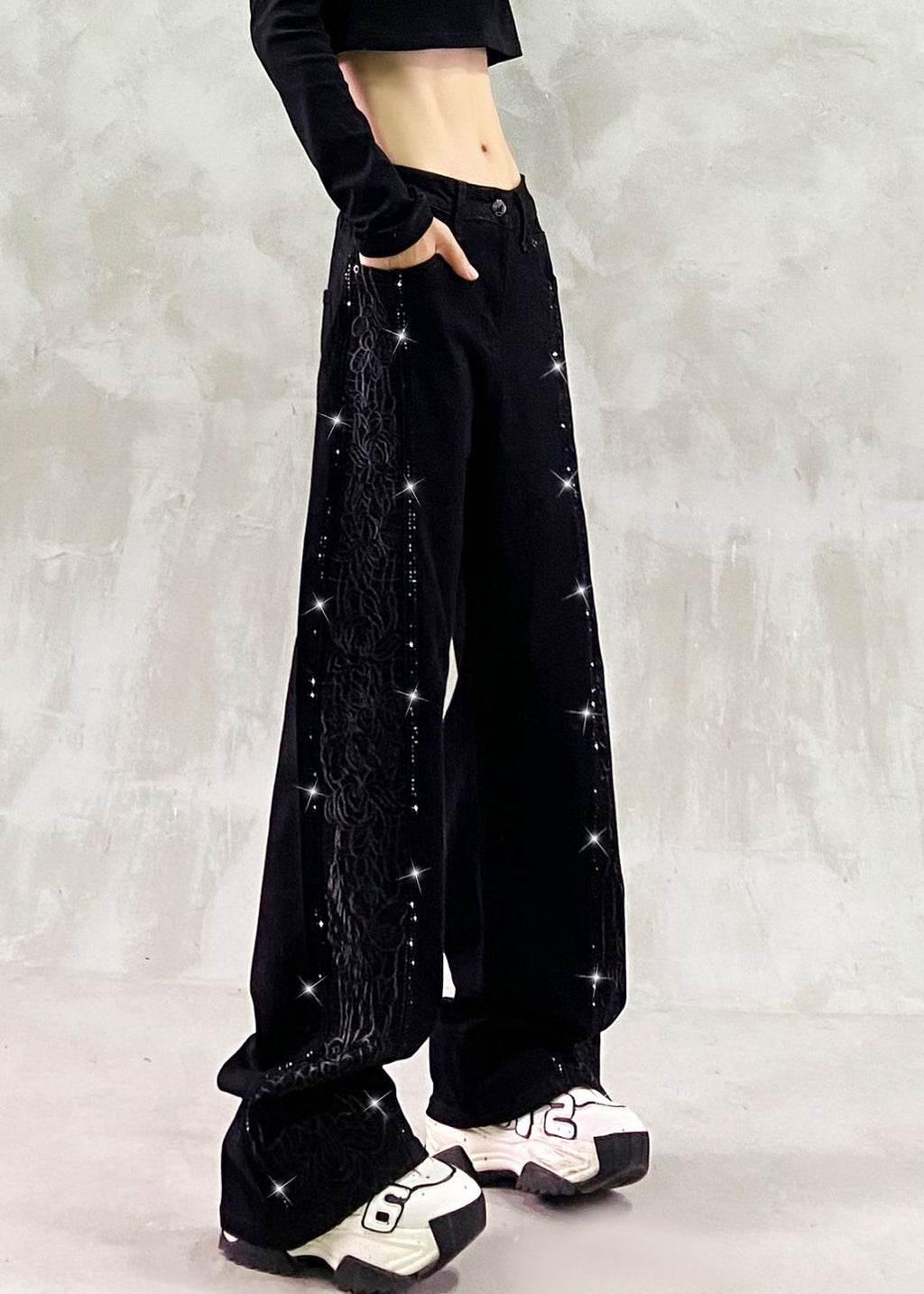 Effortlessly Elegant Pants with a Timeless Design