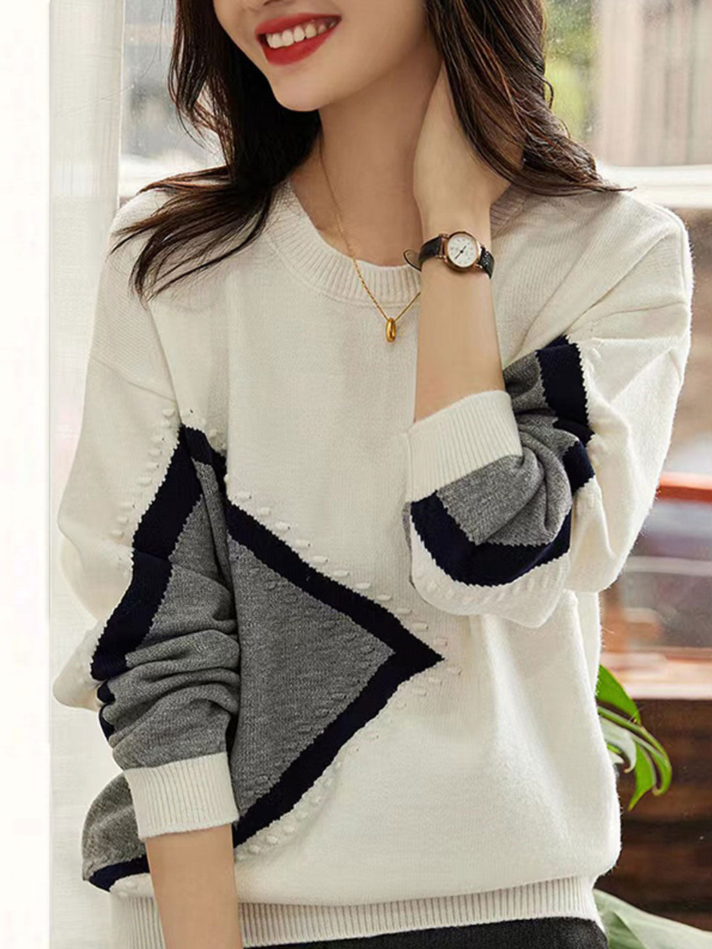 Effortlessly Elegant Sweater with a Timeless Design