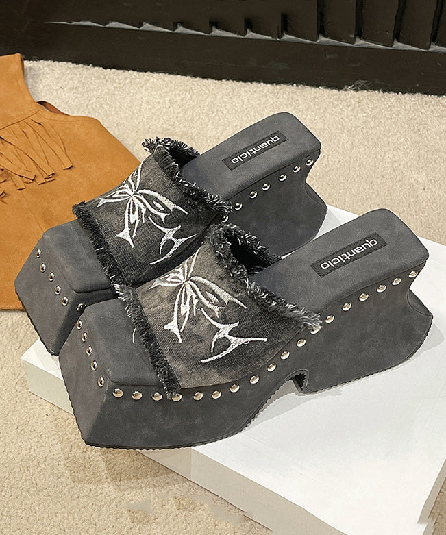 Graceful Orthopedic Sandals for Modern Look