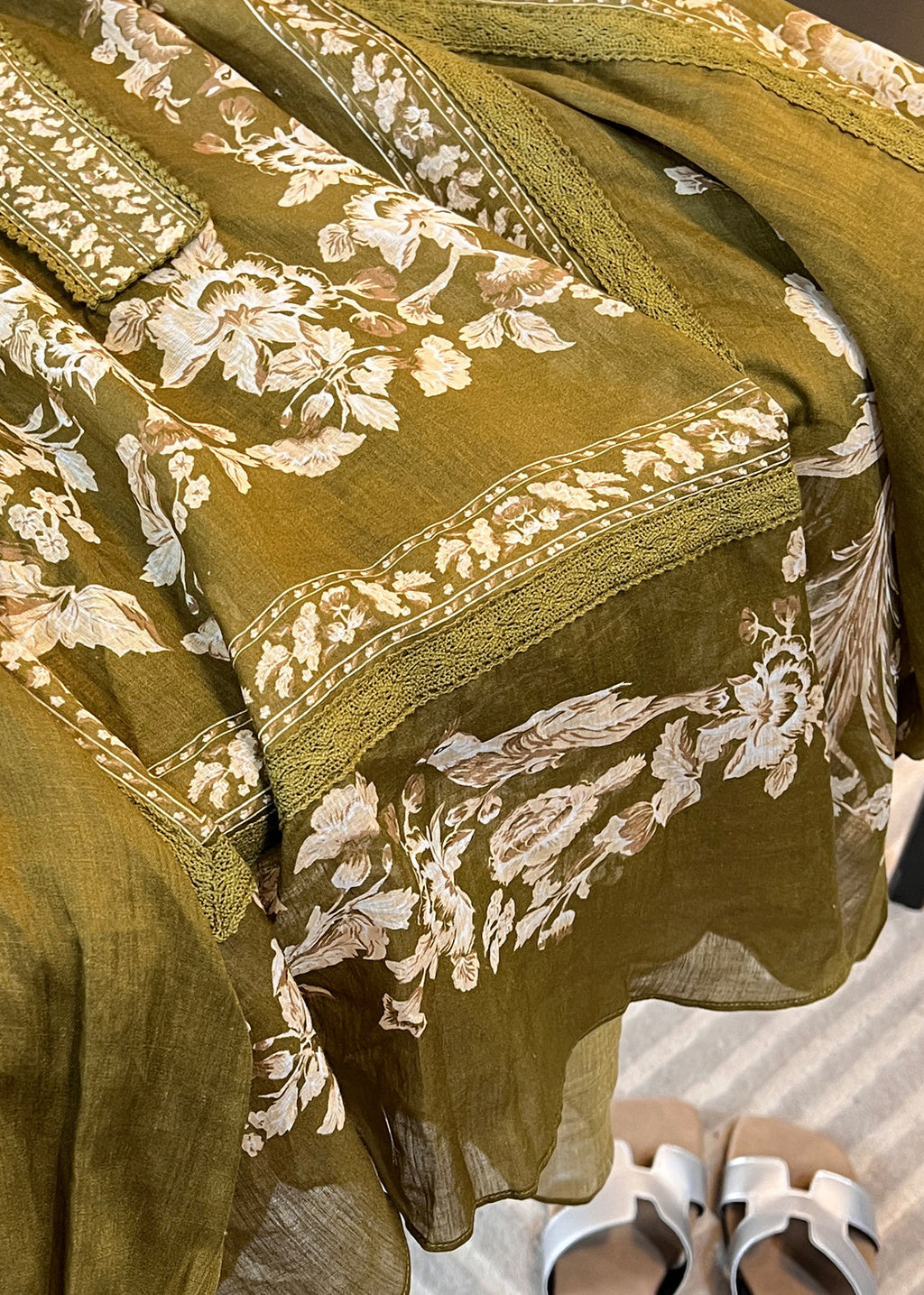 Well Tailored Blouse with a Graceful Silhouette