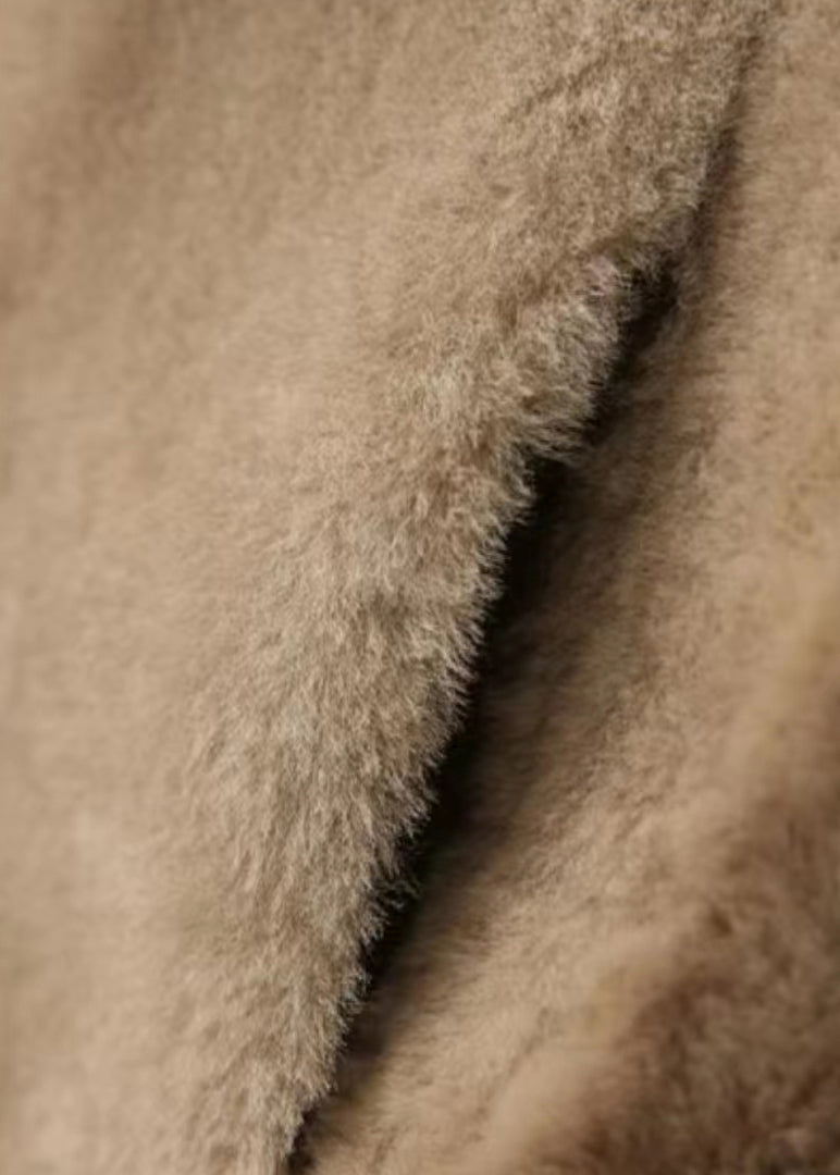 Well Tailored Coat with a Graceful Silhouette