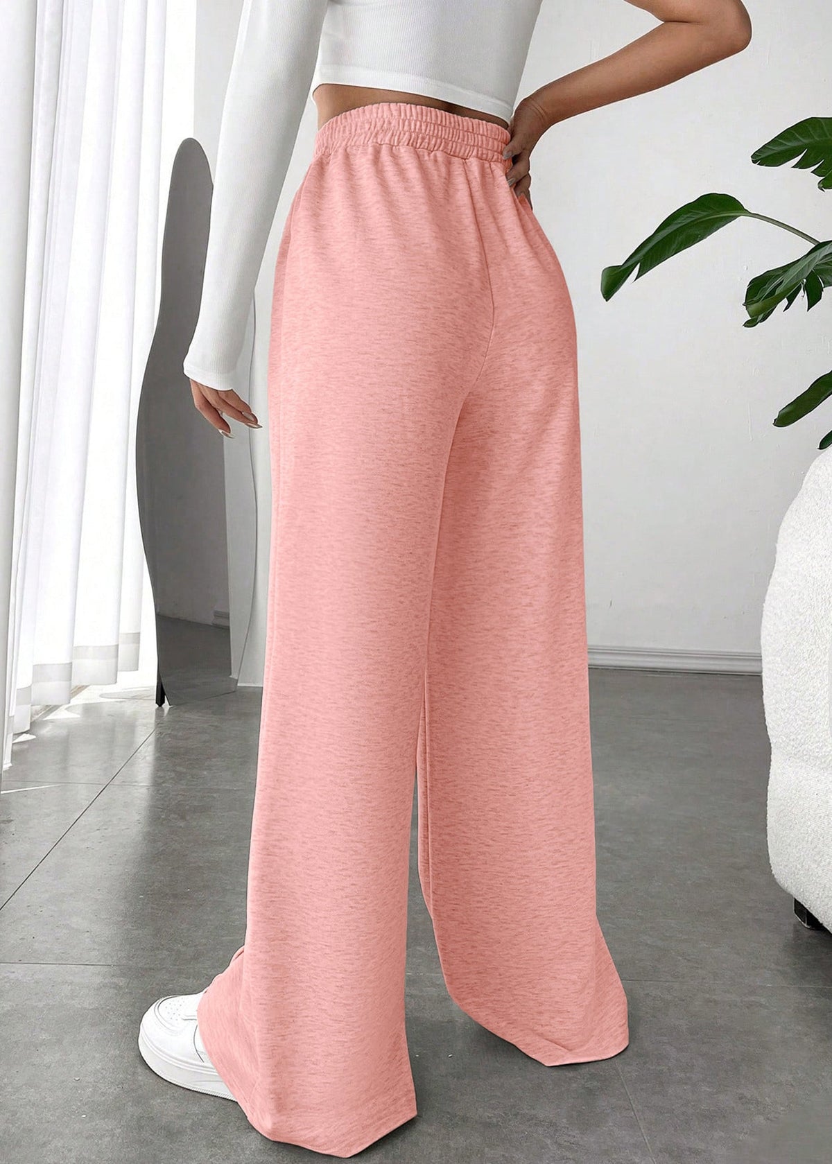 Well Tailored Pants with a Graceful Silhouette