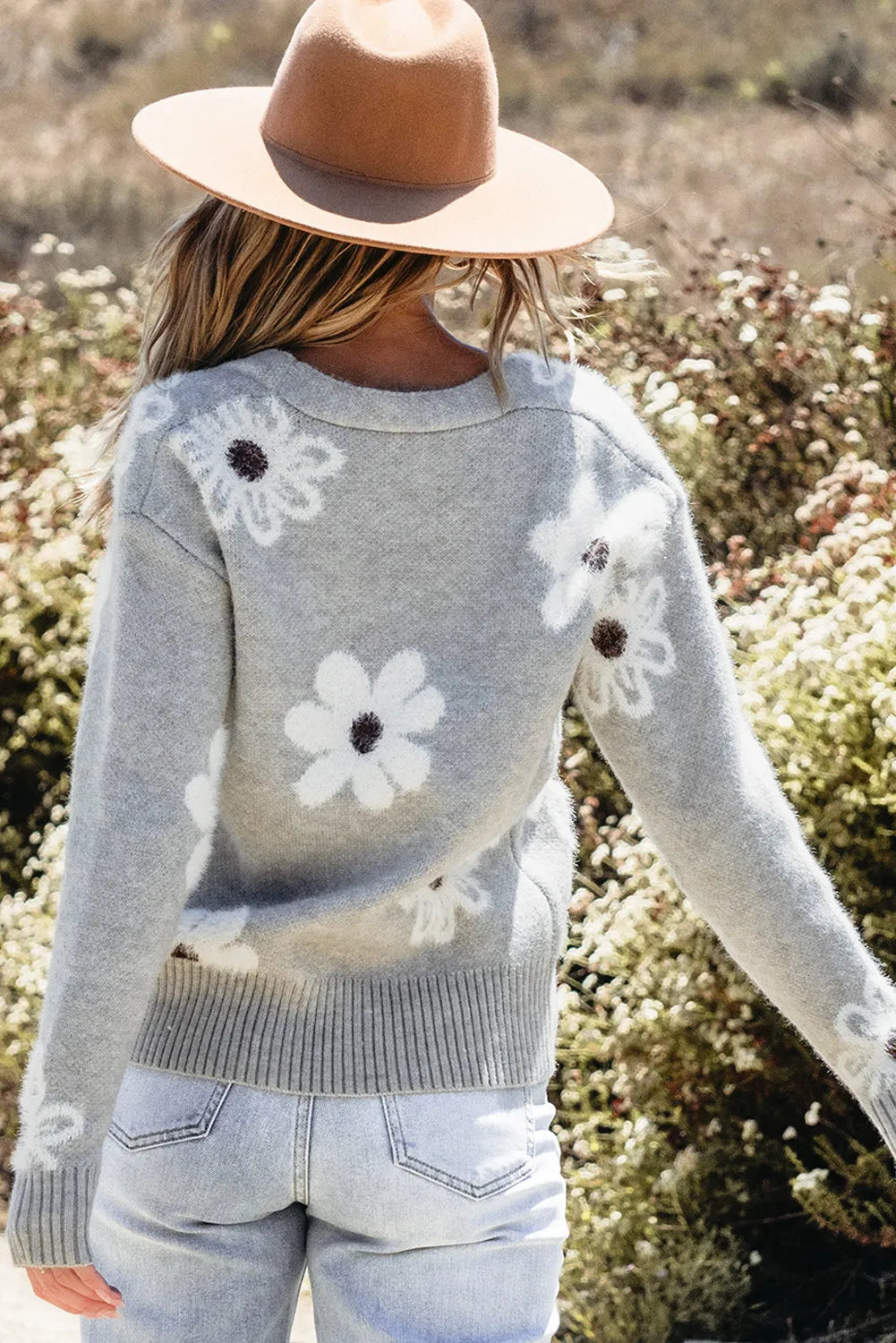Well Tailored Cardigan with a Graceful Silhouette