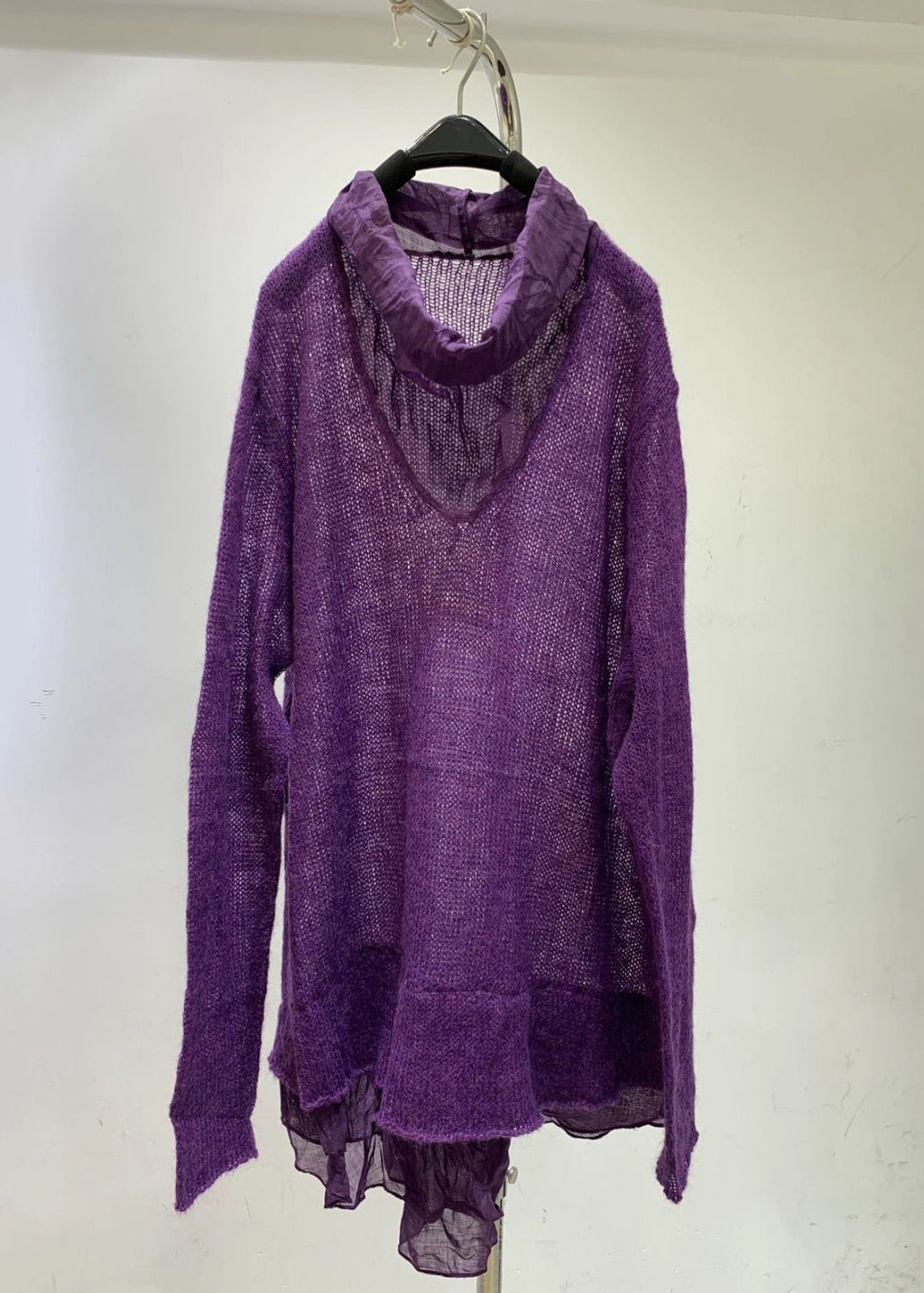 Well Tailored Sweater with a Graceful Silhouette