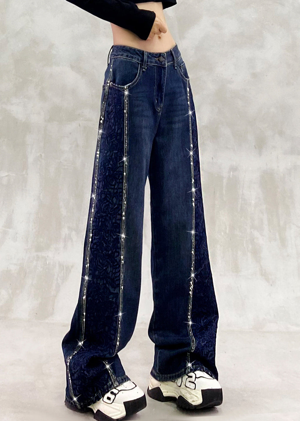 Effortlessly Elegant Pants with a Timeless Design