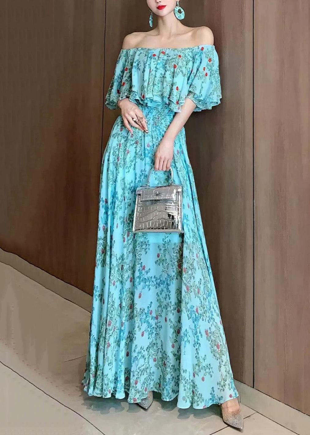 Well Tailored Dress with a Graceful Silhouette