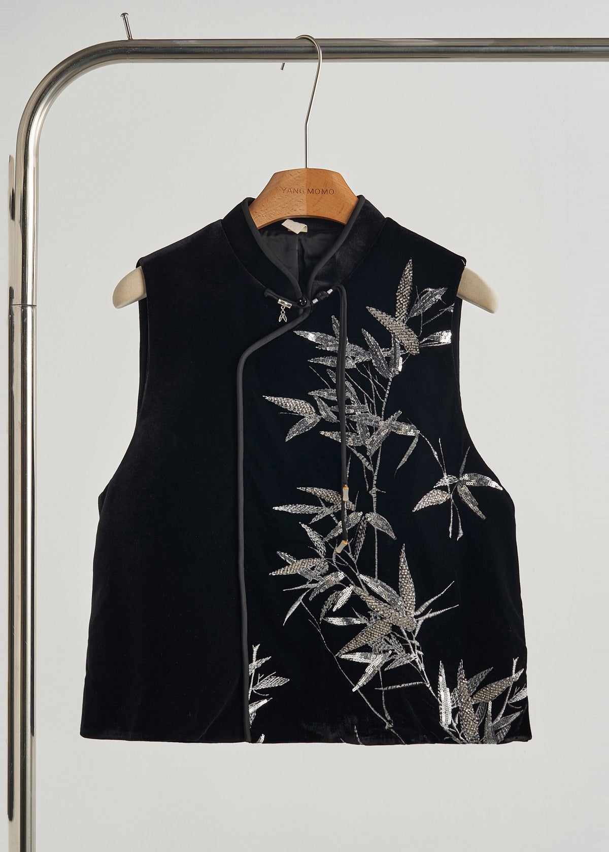 Well Tailored Top with a Graceful Silhouette