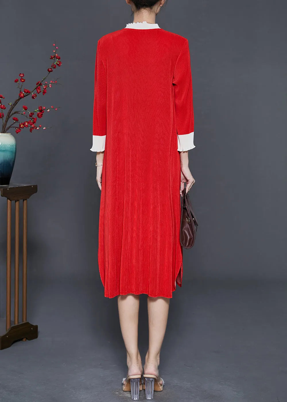 Beautifully Finished Dress in a Timeless Design