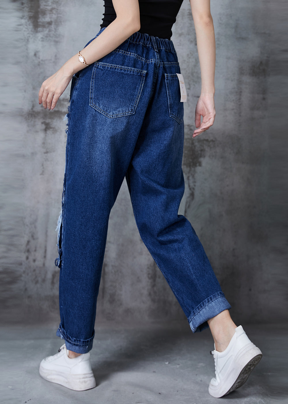 Effortlessly Elegant Pants with a Timeless Design