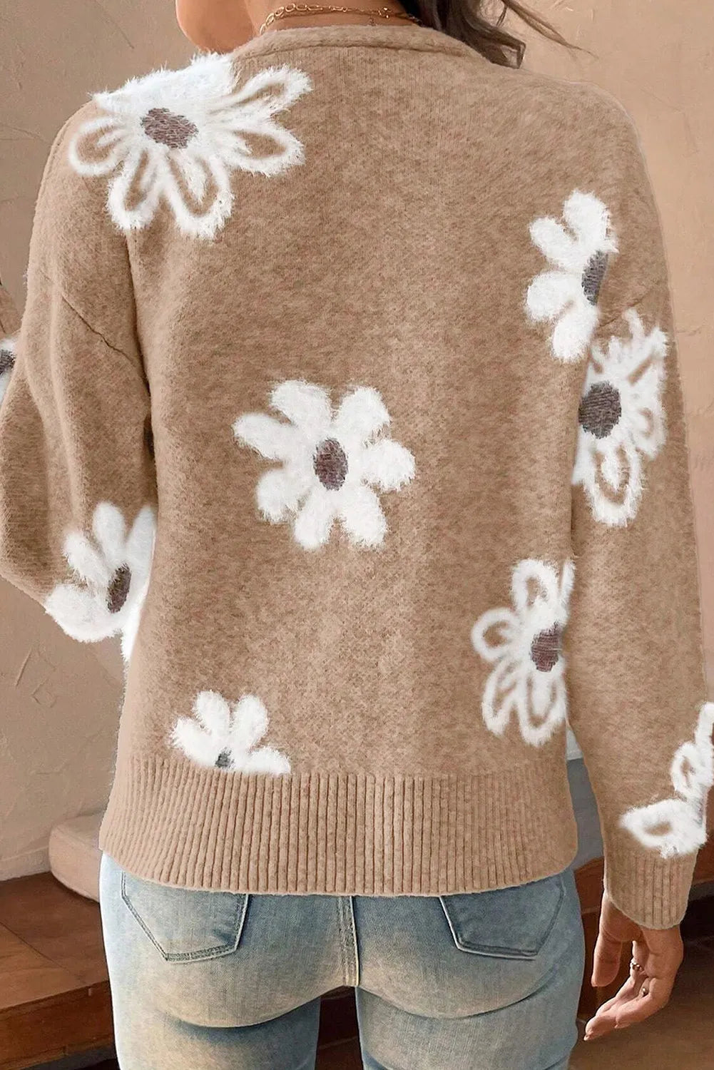 Well Tailored Cardigan with a Graceful Silhouette