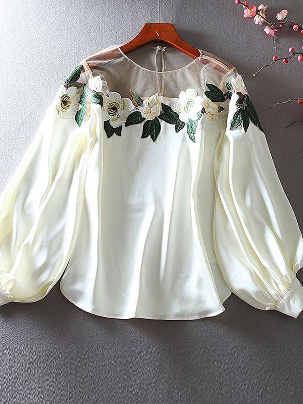 Effortlessly Elegant Blouse with a Timeless Design