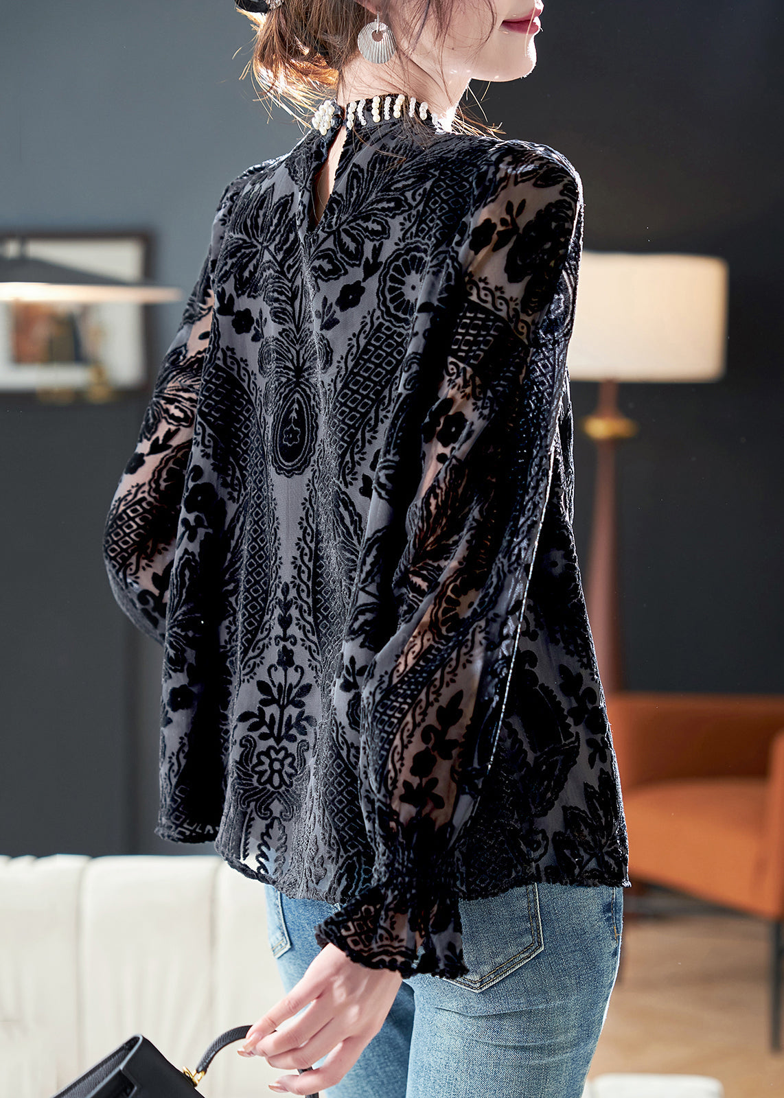 Well Tailored Top with a Graceful Silhouette