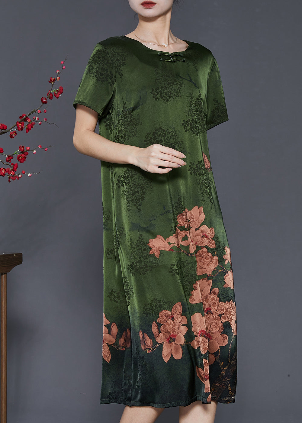 Beautifully Finished Dress in a Timeless Design