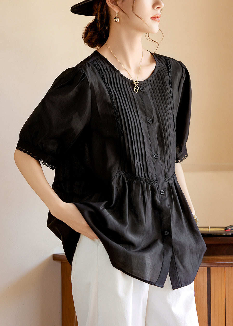 Well Tailored Top with a Graceful Silhouette