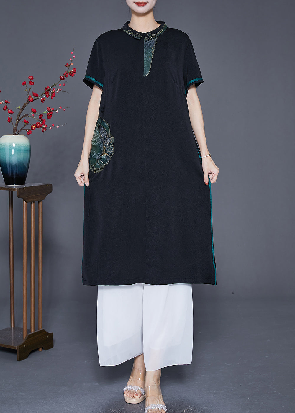 Effortlessly Elegant Dress with a Timeless Design