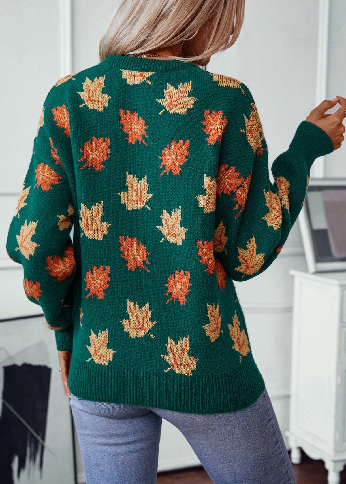Effortlessly Elegant Sweater with a Timeless Design