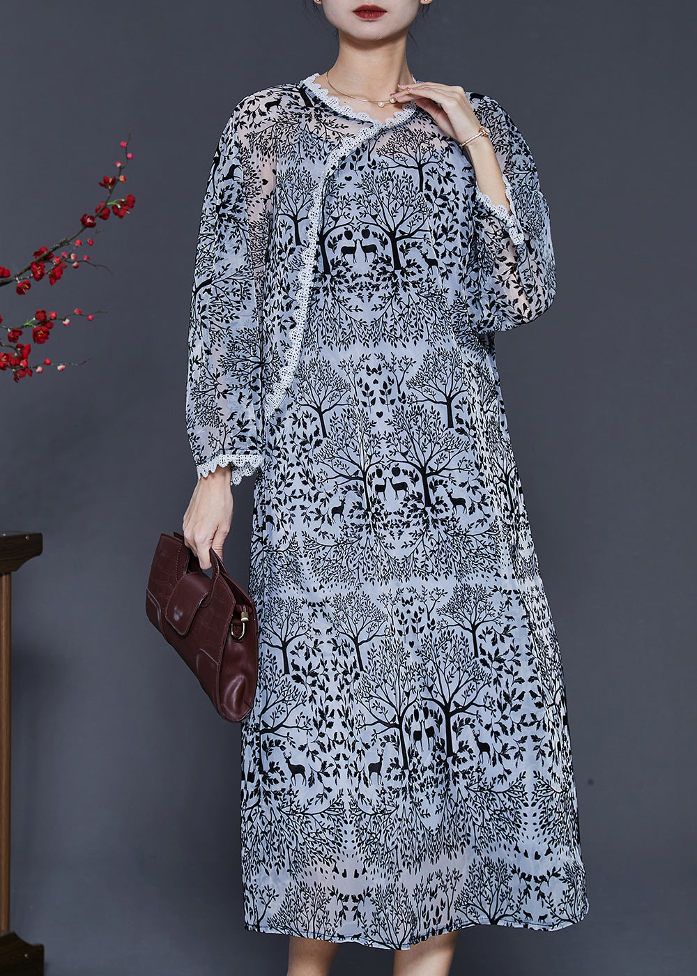 Beautifully Finished Dress in a Timeless Design