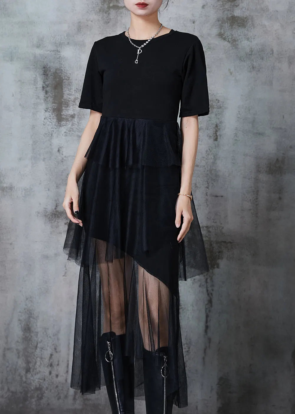 Well Tailored Dress with a Graceful Silhouette