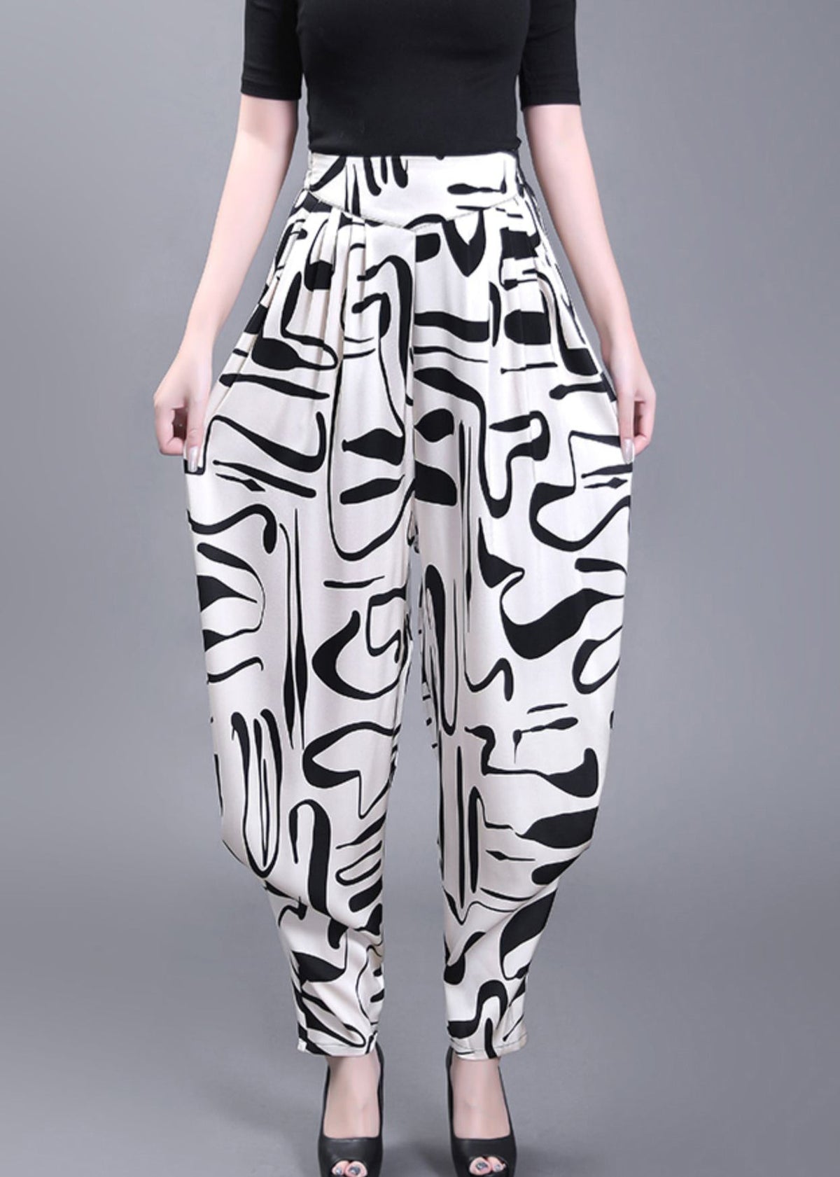 Effortlessly Elegant Pants with a Timeless Design