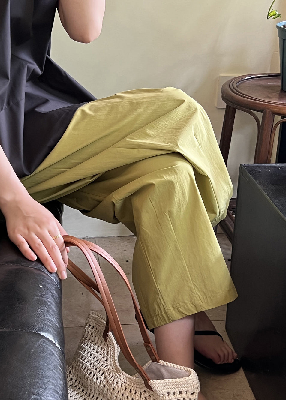 Effortlessly Elegant Pants with a Timeless Design