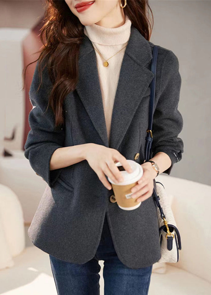 Well Tailored Coat with a Graceful Silhouette