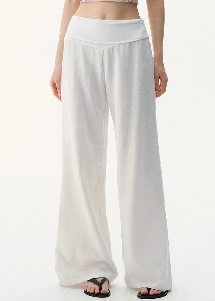 Effortlessly Elegant Pants with a Timeless Design