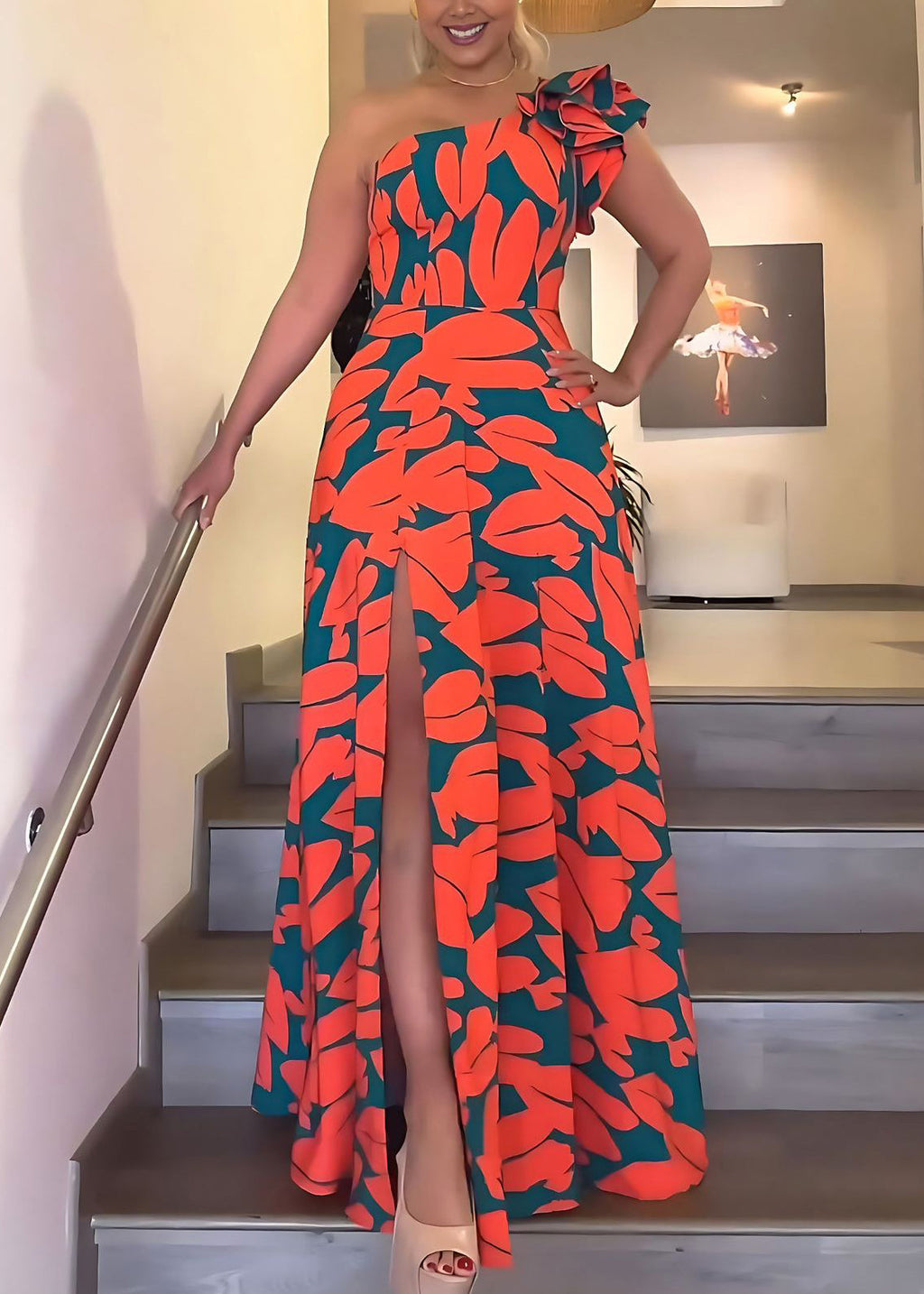 Beautifully Finished Dress in a Timeless Design