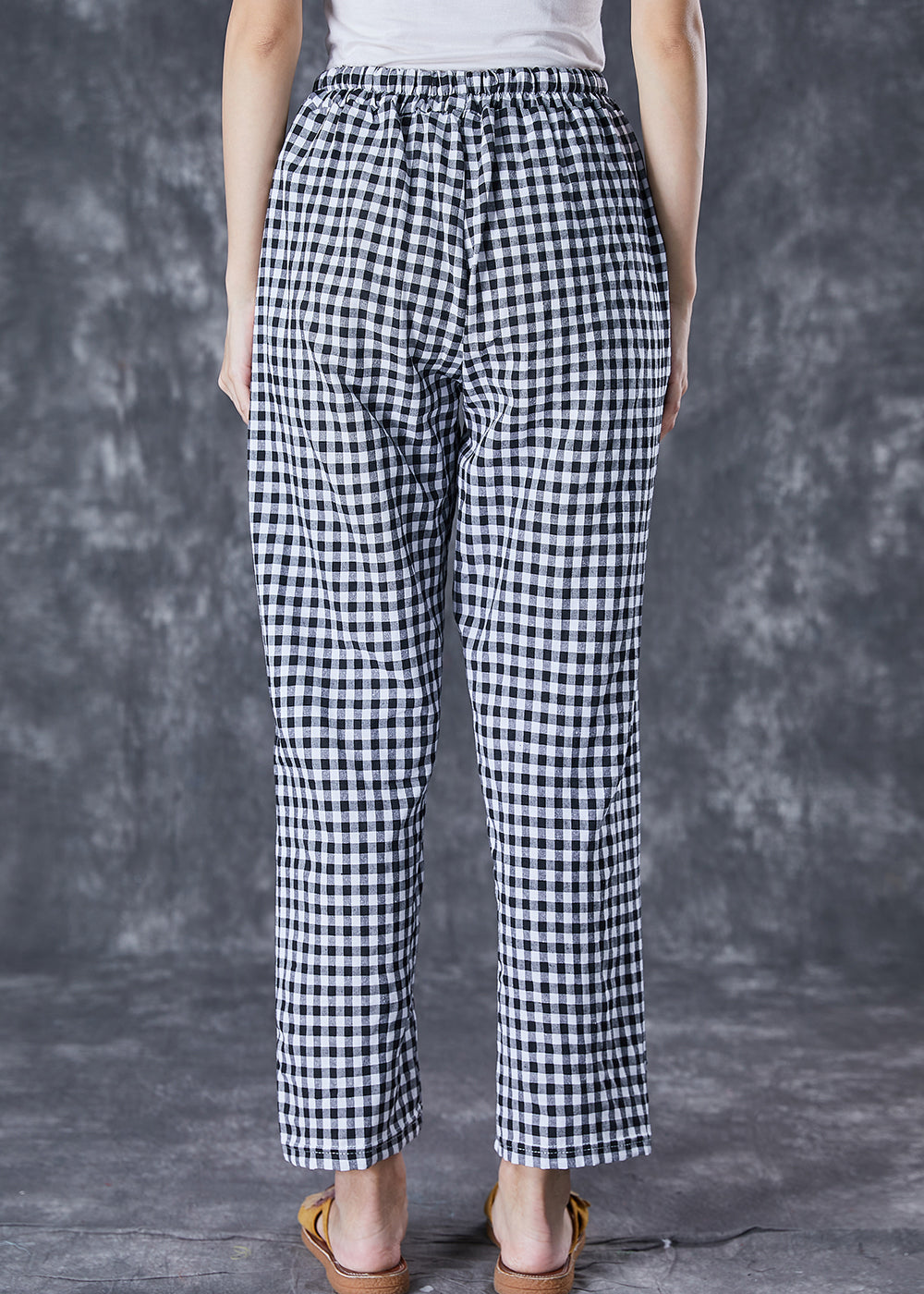 Effortlessly Elegant Pants with a Timeless Design